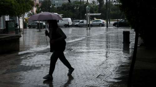 Καταιγίδα: Μποτιλιάρισμα στους δρόμους της Αθήνας - Διεκόπη για αρκετή ώρα η κυκλοφορία στην Πειραιώς