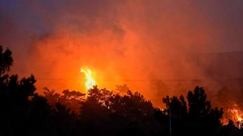 Φωτιά στην Κρήτη - Καίγεται το δάσος της Πρίνας στο Λασίθι - Ολονύχτια επιχείρηση της Πυροσβεστικής