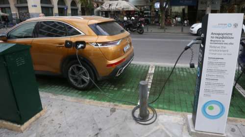 Παρατείνεται για δύο χρόνια η δωρεάν στάθμευση ηλεκτρικών οχημάτων - Επανέκδοση από σήμερα του ειδικού σήματος μέσω gov.gr