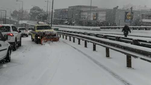 Πτώσεις δένδρων, εγκλωβισμένα αυτοκίνητα και πολλές διακοπές ρεύματος στα νότια προάστια