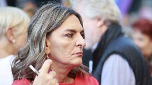Η βουλευτής της Νέας Αριστεράς Πέτη Πέρκα εγκλωβισμένη από το σοβαρό τροχαίο στην Κοζάνη