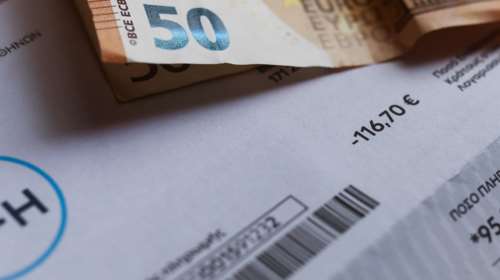 Επιδοτήσεις στα τιμολόγια ρεύματος: Γιατί εξαιρούνται τα μπλε τιμολόγια, τι ισχύει με τα εξοχικά, πόσο θα πληρώσουμε την κιλοβατώρα