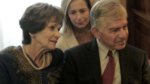 Μάικλ Δουκάκης: Πέθανε η σύζυγός του Κίτι  - Η μάχη με τους εθισμούς, την κατάθλιψη και την άνοια