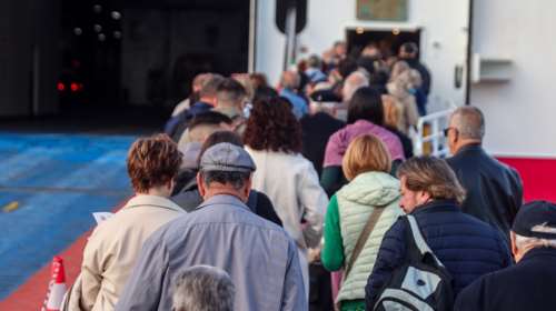 Οπου φύγει φύγει οι αδειούχοι του Πάσχα: 100% πληρότητα σε λιμάνια και ΚΤΕΛ [εικόνες - βίντεο]