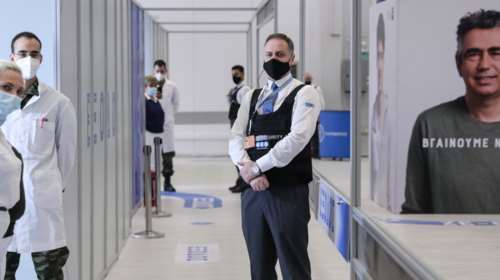 Εμβόλια: Παίρνουν σειρά οι 20άρηδες - Ρεκόρ 2,8 εκατ. εμβολιασμών τον μήνα από Ιούλιο