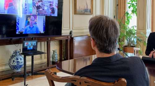 &quot;Πυρετός&quot; τηλεδιασκέψεων στο Μαξίμου: &quot;Αγκάθι&quot; τα σχολεία - &quot;Σέντρα&quot; στα γήπεδα στα μέσα Ιουνίου