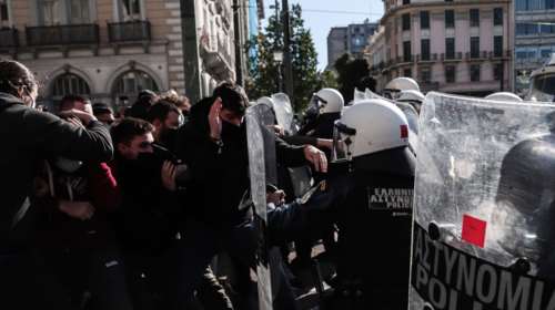 Επεισόδια με χημικά στο κέντρο της Αθήνας: Συγκέντρωση φοιτητών κατά του νομοσχεδίου Κεραμέως