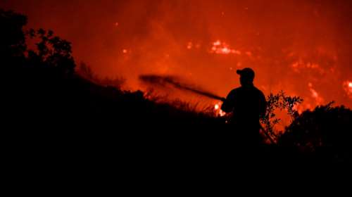 Φωτιά στη Ρόδο: Καίει σε πυκνό δάσος - Εξασθενημένοι άνεμοι