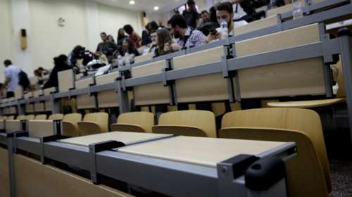Στα φοιτητικά έδρανα μπαμπάδες, γιαγιάδες και εργαζόμενοι - Η δεύτερη ευκαιρία στη ζωή