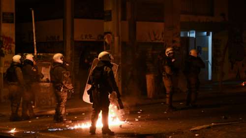 Άγνωστοι επιτέθηκαν με μολότοφ σε ΜΑΤ στα Εξάρχεια