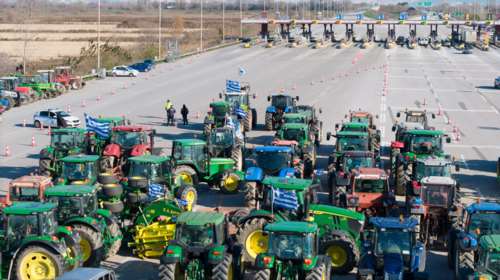 Αγρότες: Έκλεισαν επ' αόριστον την Ιόνια Οδό - Κλείνουν και παρακαμπτήριες οδούς στον Μπράλο