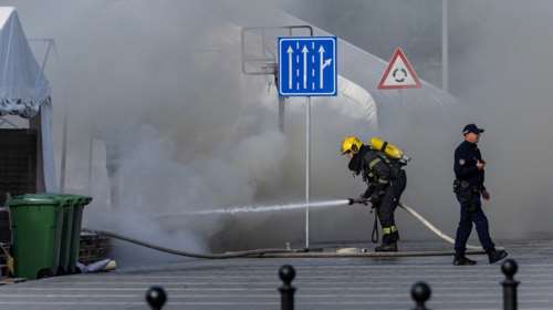 Σερβία: Πυροβολισμοί έξω από το κοινοβούλιο στο Βελιγράδι - Πήρε φωτιά μία τέντα, ένας τραυματίας