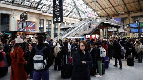 Λονδίνο: Πότε θα τελειώσει ο &quot;εφιάλτης&quot; για τους 30.000 εγκλωβισμένους επιβάτες στα τρένα- Ακυρώθηκαν 41 δρομολόγια