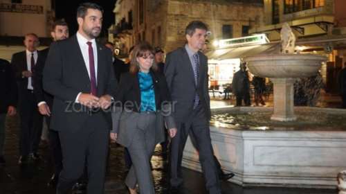 Η βόλτα με τα πόδια της Κατερίνας Σακελλαροπούλου στο Ενετικό Λιμάνι των Χανίων [εικόνες]