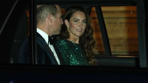 Ηταν η Κέιτ Μίντλετον μέσα στο αυτοκίνητο με τον Γουίλιαμ;- Οι παράξενες ομοιότητες με παλαιές φωτογραφίες της και τα περίεργα τούβλα