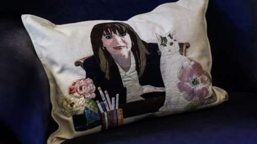 Το απίστευτο μαξιλαράκι της Προέδρου της Δημοκρατίας- Μαζί με την αγαπημένη της γάτα