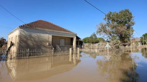 Τρέχουν και δεν φτάνουν στη Θεσσαλία λόγω της νέας κακοκαιρίας: Στήνουν αναχώματα, καθαρίζουν ρέματα