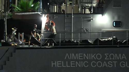 Ναυάγιο στην Πύλο: Πληροφορίες ότι έλυσαν το σχοινί που τους πέταξαν - &quot;Καμία προσπάθεια πρόσδεσης&quot;, λέει το Λιμενικό