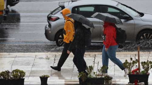 Νέο έκτακτο δελτίο καιρού: Πορτοκαλί προειδοποίηση για ισχυρές βροχές, καταιγίδες και δυνατούς ανέμους από το απόγευμα