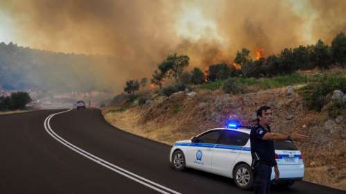 Σε πύρινο κλοιό η χώρα: Ολες οι εξελίξεις από τα μέτωπα σε Εύβοια, Μεσσηνία, Κύθηρα, Χανιά