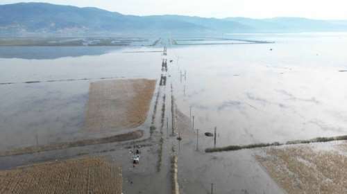 Απέραντη λίμνη έγιναν τεράστιες εκτάσεις με καλλιέργειες στη Λάρισα [εικόνες - βίντεο]