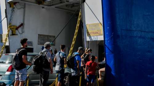 Οπου φύγει... φύγει: Αυξημένη κίνηση στο λιμάνι του Πειραιά - 23 δρομολόγια σήμερα [εικόνες]