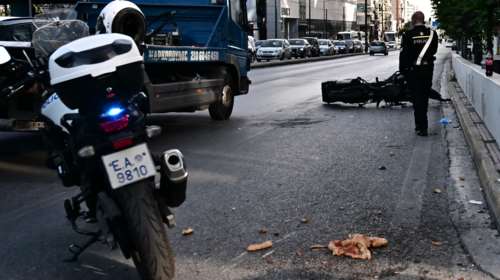 Τροχαίο στη Συγγρού: Μηχανή παρέσυρε πεζό - Δύο τραυματίες και... πίτσες στο οδόστρωμα [βίντεο]