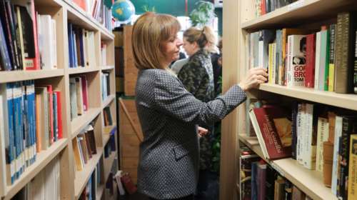 Σε βιβλιοπωλείο στο Κουκάκι η Κ. Σακελλαροπούλου - Αγόρασε βιβλία εν όψει Χριστουγέννων [εικόνες]