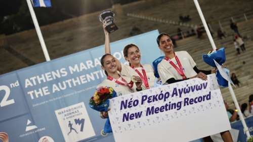 42ος Αυθεντικός Μαραθώνιος: Χιλιάδες δρομείς στα 5χλμ – Νικήτρια με ρεκόρ η Αναστασάκη [εικόνες]