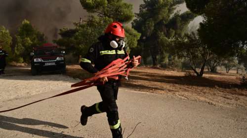 Φωτιά στην Αρτέμιδα: Καίει κοντά σε σπίτια