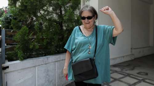 Ενταση και προσωρινό μπλόκο στην έξωση της δημοσιογράφου Ιωάννας Κολοβού - Την πετούν έξω από το σπίτι της για 15.000 ευρώ