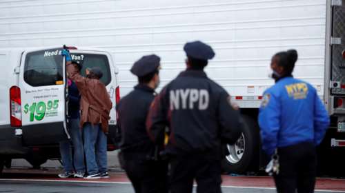 Σοκ στη Νέα Υόρκη: Σε απλά φορτηγά χωρίς ψυγείο πάνω από 100 σοροί θυμάτων του κορονοϊού [εικόνες]
