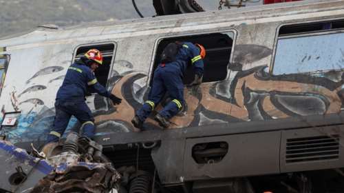 Τέμπη: Στους 55 οι ταυτοποιημένοι νεκροί – Δύο δείγματα DNA δεν ταιριάζουν με αυτά από τις σορούς