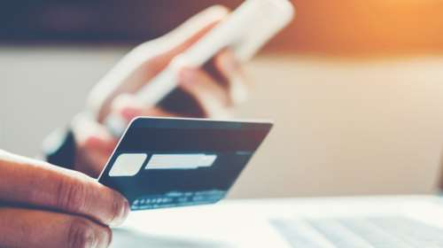 Τα ψιλά γράμματα για τις μειώσεις στις τραπεζικές χρεώσεις - Τα 7 μέτρα για πληρωμές, μεταφορές και αναλήψεις