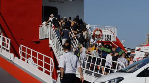 Γεμάτα φεύγουν από λιμάνι του Πειραιά τα πλοία – Αναχωρούν οι πρώτοι αδειούχοι του Ιουλίου [βίντεο]