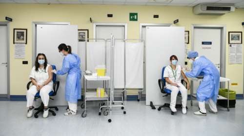 Εμβόλιο: Η Ιταλία θα κινηθεί νομικά κατά της Pfizer για την καθυστέρηση της β&#39; δόσης