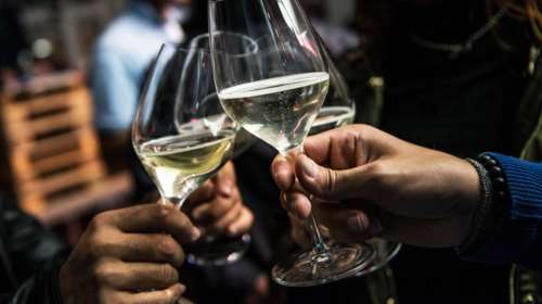 Πιάστηκε στέλεχος της ΑΑΔΕ σε κύκλωμα που διακινούσε ποτά &quot;μπόμπες&quot;