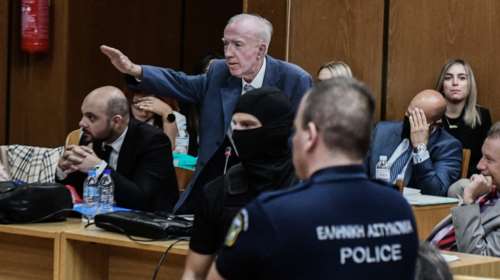 Νέα πρόκληση Κώστα Πλεύρη στη δίκη της Χρυσής Αυγής: Χαιρέτησε ναζιστικά μπροστά στη Μάγδα Φύσσα [εικόνες]