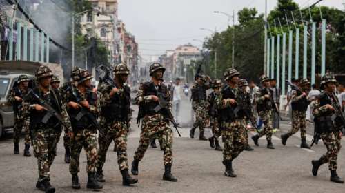 Νεπάλ: Στρατιώτες περιφρουρούν το κοινοβούλιο μετά τις φονικές ταραχές - Απαγόρευση κυκλοφορίας και τανκς στους δρόμους