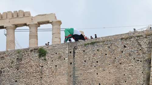 Μέλη της Νέας Αριστεράς ύψωσαν παλαιστινιακή σημαία στην Ακρόπολη - Έγιναν 12 προσαγωγές