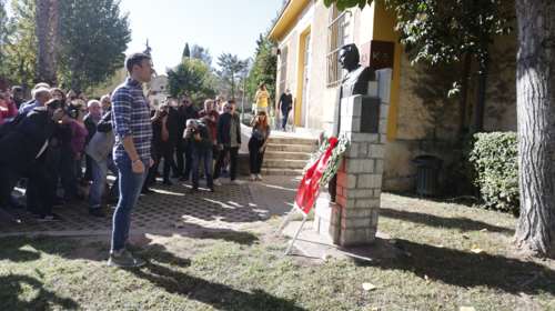 Στέφανος Κασσελάκης: Αντί να πάει στο Πολυτεχνείο, κατέθεσε στεφάνι στο μνημείο τoυ ΕΑΤ-ΕΣΑ [εικόνες]