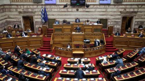 Βουλή: Ψηφίστηκε η τροπολογία για τα πλαστά πιστοποιητικά και τις αναστολές