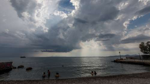 Καιρός: Αμετάβλητο το σκηνικό με νεφώσεις και τοπικές βροχές - Μικρή άνοδος της θερμοκρασίας