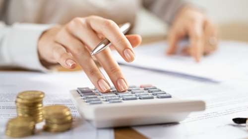 Ελεύθεροι επαγγελματίες: Ποιοι θα πληρώσουν φόρο 10.000 ευρώ και ποιοι θα γλιτώσουν 650 ευρώ [παραδείγματα]