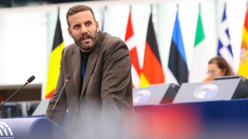 Άφαντος ο νταής Νίκος Παππάς μετά τις μπουνιές κατά δημοσιογράφου - Διαφωνεί με τη διαγραφή του ο Πολάκης