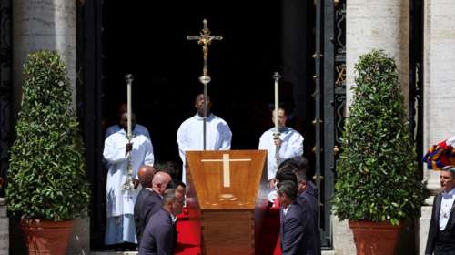 Με συγκίνηση και χειροκροτήματα η κηδεία του Πάπα Φραγκίσκου: Ετάφη κοντά στην Παναγία που προσευχόταν στη Σάντα Μαρία Ματζόρε