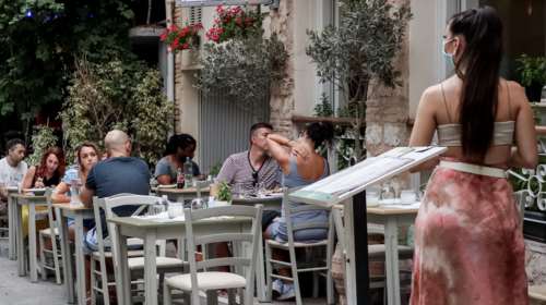 &quot;Lockdown&quot; μόνο για τους ανεμβολίαστους από Σεπτέμβρη -  Επιστρέφουν οι μάσκες για όλους και σε εξωτερικούς χώρους