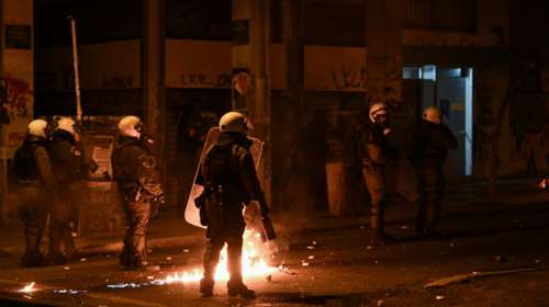 Επίθεση με μολότοφ σε δυνάμεις των ΜΑΤ στα Εξάρχεια