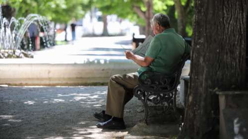 Καμπανάκι στους ηλικιωμένους για την τέταρτη δόση - Ανεβαίνει επικίνδυνα ο αριθμός των νοσηλειών από την Όμικρον