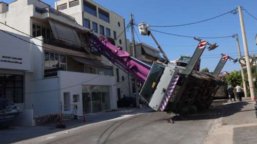 Περιστέρι: Γερανοφόρο όχημα έπεσε πάνω σε διώροφη κατοικία - Ενας τραυματίας [εικόνες - βίντεο]